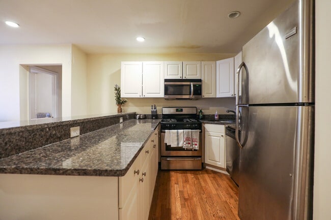 324 St Paul St, Unit 4 in Brookline, MA - Foto de edificio - Building Photo