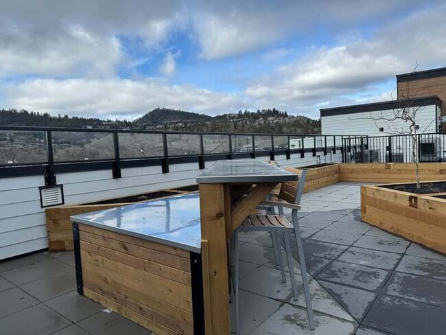 320 Mills Rd in Kelowna, BC - Building Photo - Building Photo