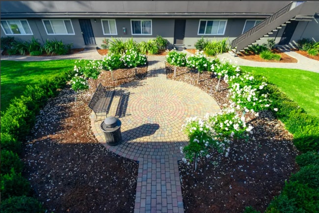 Garden Court Apartments in Alameda, CA - Building Photo - Building Photo