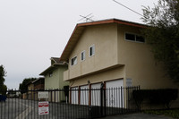 Community Plaza Apartments in Long Beach, CA - Building Photo - Building Photo