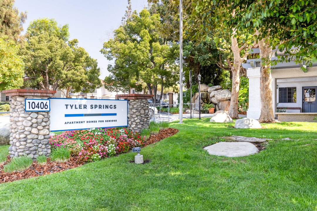 Tyler Springs Apartments for Seniors, 55 YRS+ in Riverside, CA - Foto de edificio