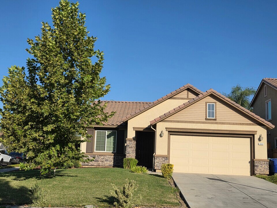 1653 Clover Ct in Los Banos, CA - Building Photo