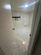 7371 NW 37th St, Unit 4 in Hollywood, FL - Building Photo - Building Photo