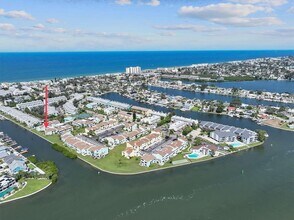 1 Windrush Blvd, Unit Beautiful Waterfront in Indian Rocks Beach, FL - Building Photo - Building Photo