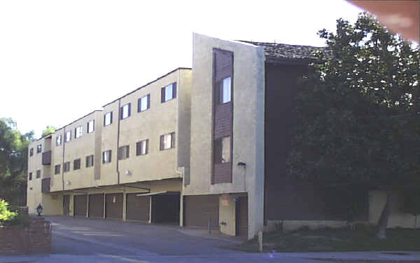 Carmel Palms Apartments in Tarzana, CA - Foto de edificio - Building Photo