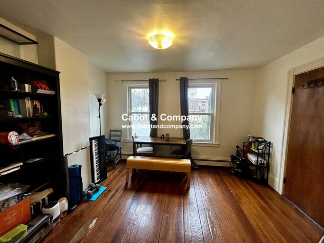 8 Mead St, Unit 1A in Boston, MA - Building Photo - Building Photo