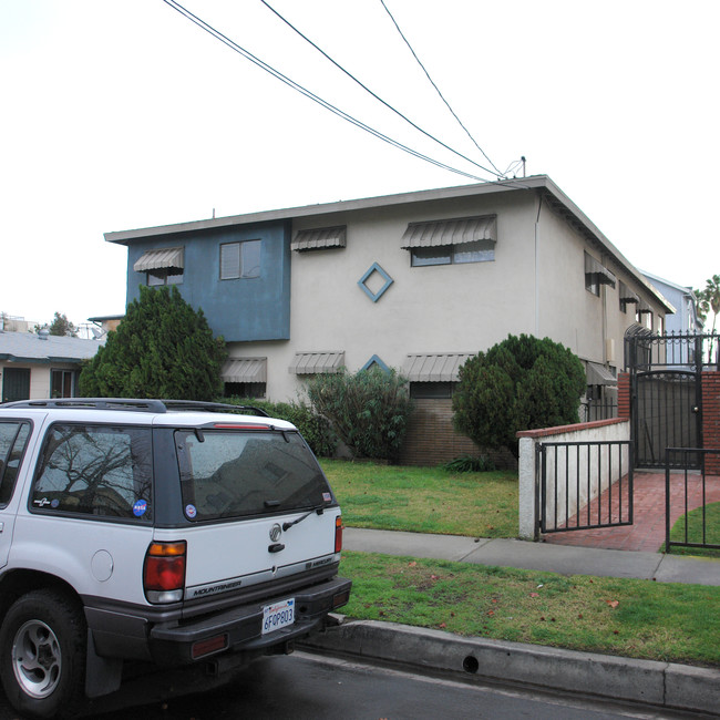 5320 Denny Ave in North Hollywood, CA - Foto de edificio - Building Photo