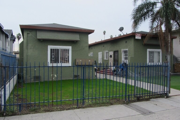 606 W 81st St in Los Angeles, CA - Building Photo