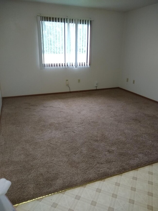 201 7th Ave SE in Rugby, ND - Foto de edificio - Building Photo