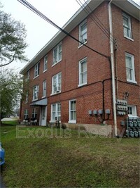 105 Gordon St in Sanford, NC - Foto de edificio - Building Photo