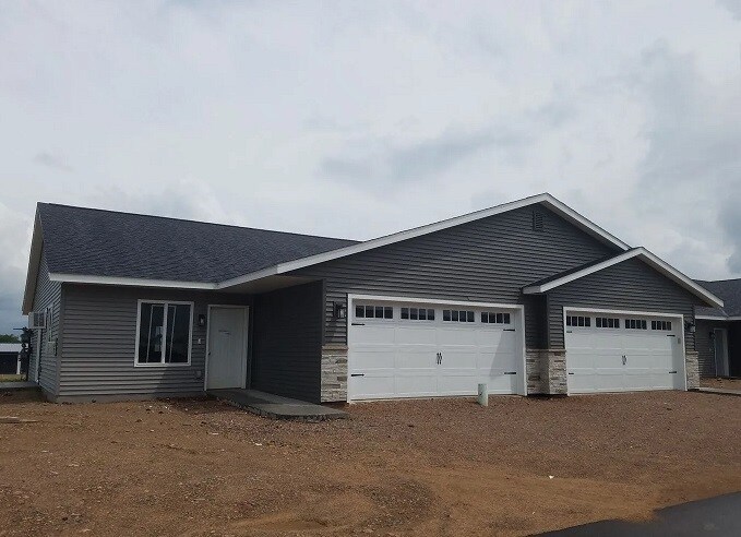201 Camelot Ln, Unit #3 in Rice Lake, WI - Building Photo