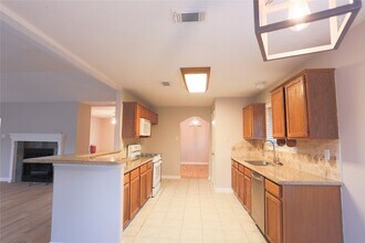 7110 Yardley Dr in Katy, TX - Foto de edificio - Building Photo