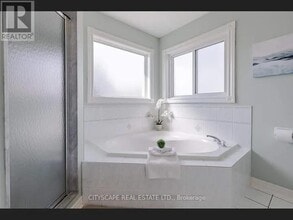 5896 Cozumel Dr in Mississauga, ON - Building Photo - Building Photo