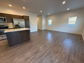 217 N 76th Ave in Yakima, WA - Foto de edificio - Building Photo