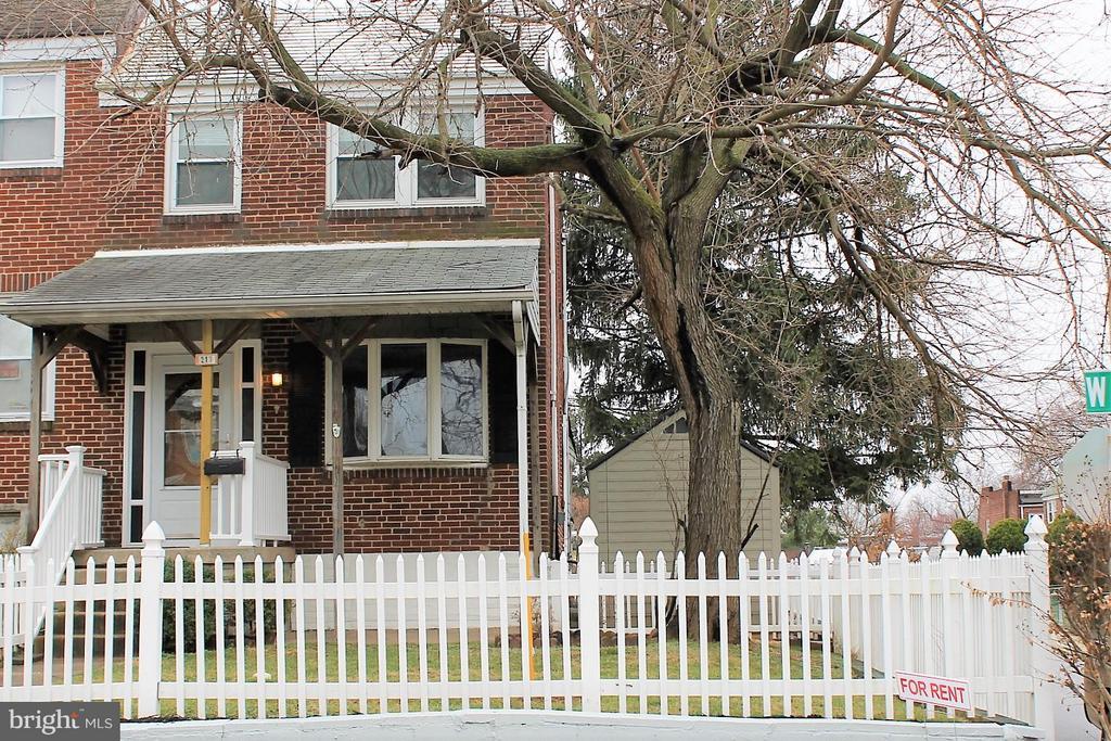 213 W Riverview Rd in Baltimore, MD - Building Photo