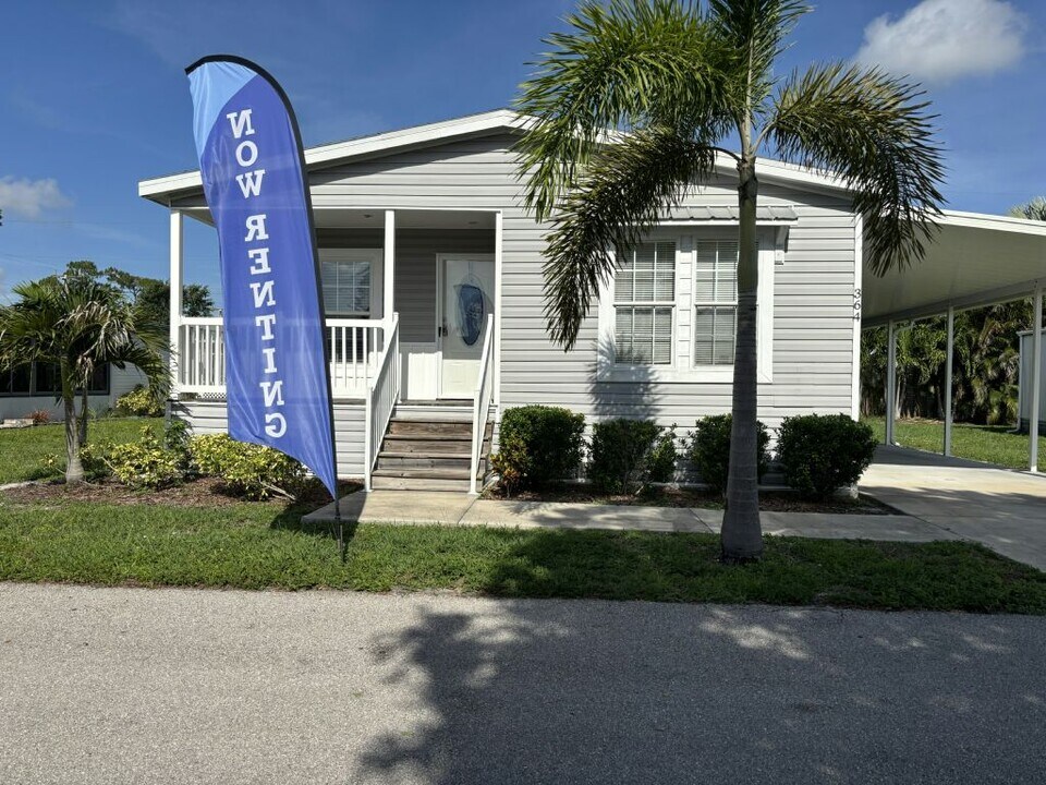 364 Hague St in North Fort Myers, FL - Building Photo