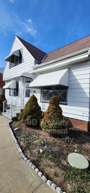 20115 Libby Rd in Maple Heights, OH - Building Photo - Building Photo