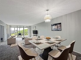 535 Oaks Dr in Pompano Beach, FL - Building Photo