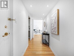 2045 Lake Shore Blvd W in Toronto, ON - Building Photo - Building Photo
