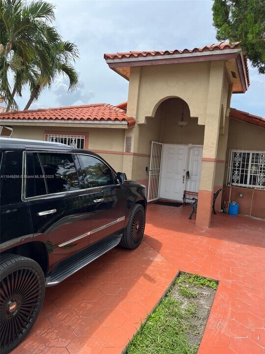 3192 W 70th St in Hialeah, FL - Building Photo