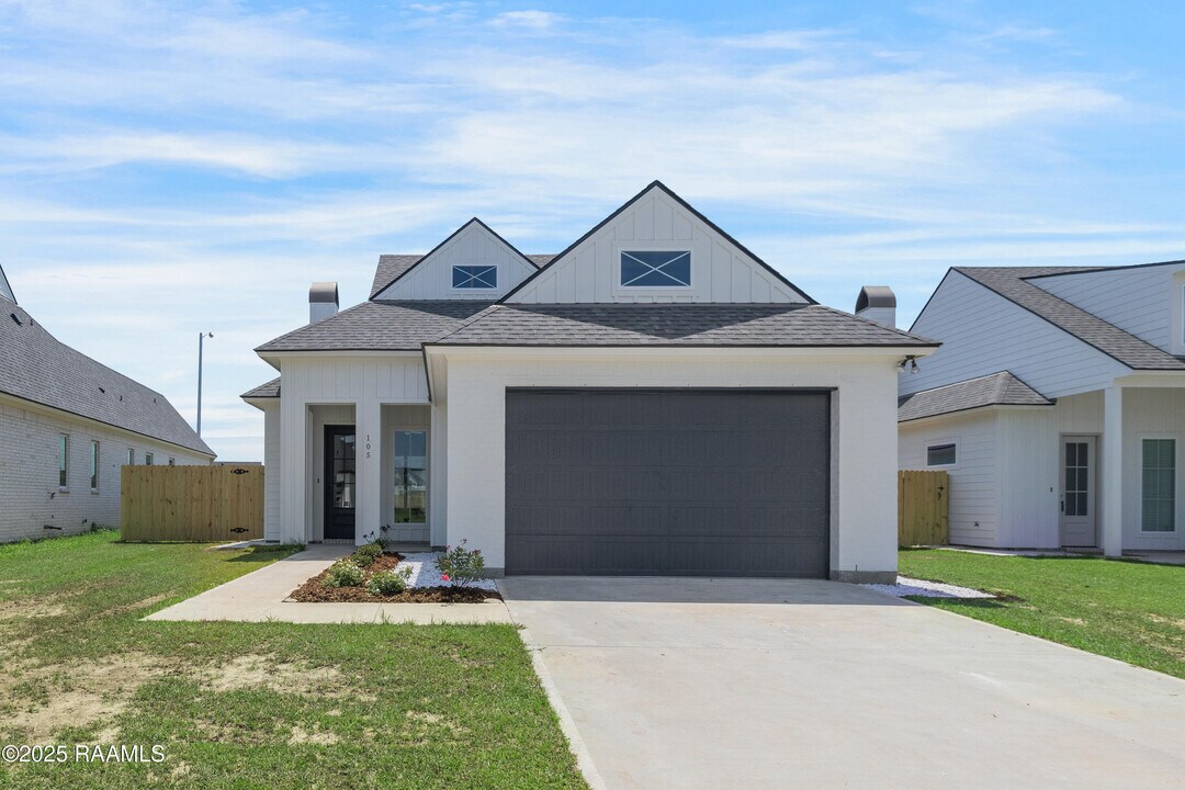 105 Alexander Palm Ave in Youngsville, LA - Building Photo
