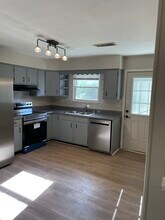 402 Schenkel Ln in Frankfort, KY - Building Photo - Building Photo