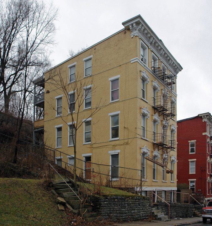 2222 Loth St in Cincinnati, OH - Foto de edificio