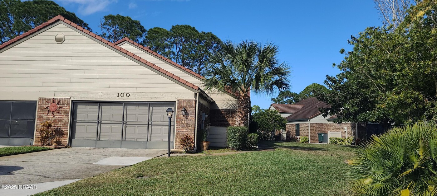 100 Palm Sparrow Ct in Daytona Beach, FL - Building Photo