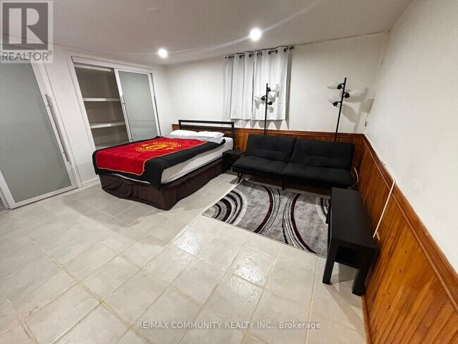 537 Steeles Ave W in Toronto, ON - Building Photo - Building Photo