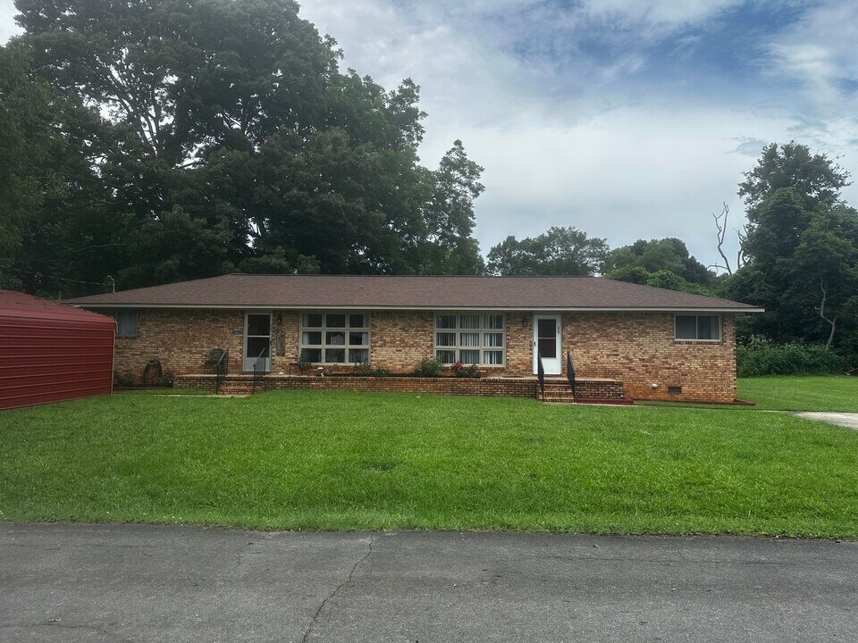223-225 Lynn Ln in Cedartown, GA - Building Photo
