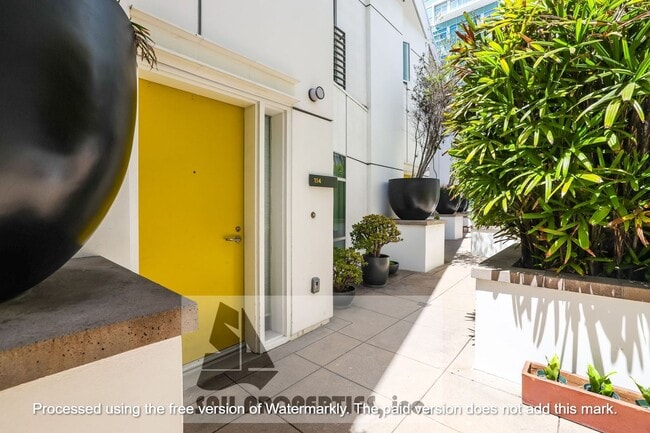 property at 3119 Vía Dolce
