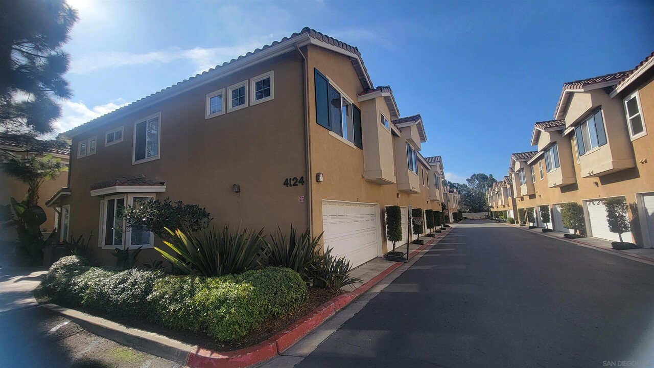 4124 Via Candidiz in San Diego, CA - Building Photo