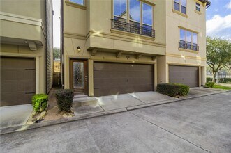 6363 Fairdale Ln in Houston, TX - Building Photo - Building Photo