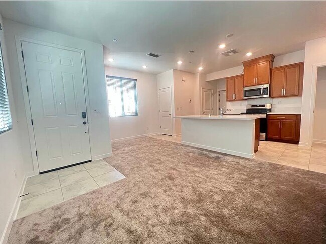 5301 E Commerce Way in Sacramento, CA - Building Photo - Building Photo