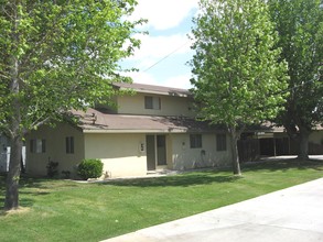 220-226 Stine Rd in Bakersfield, CA - Foto de edificio - Building Photo