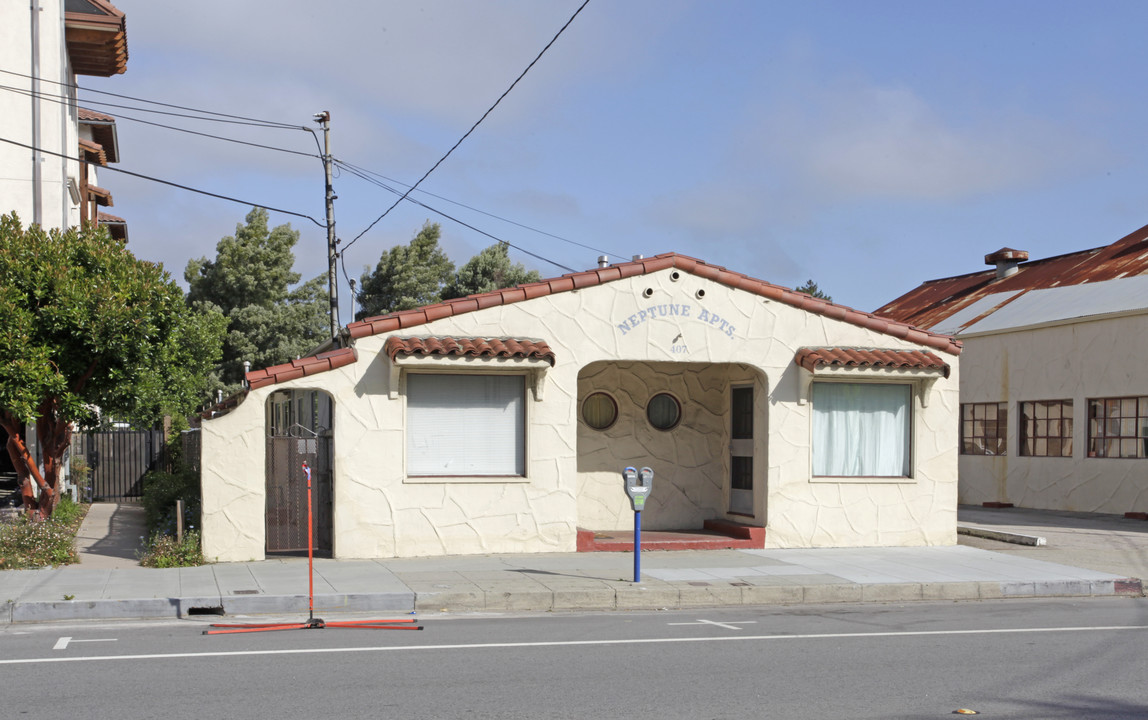 Neptune Apartments in Santa Cruz, CA - Foto de edificio