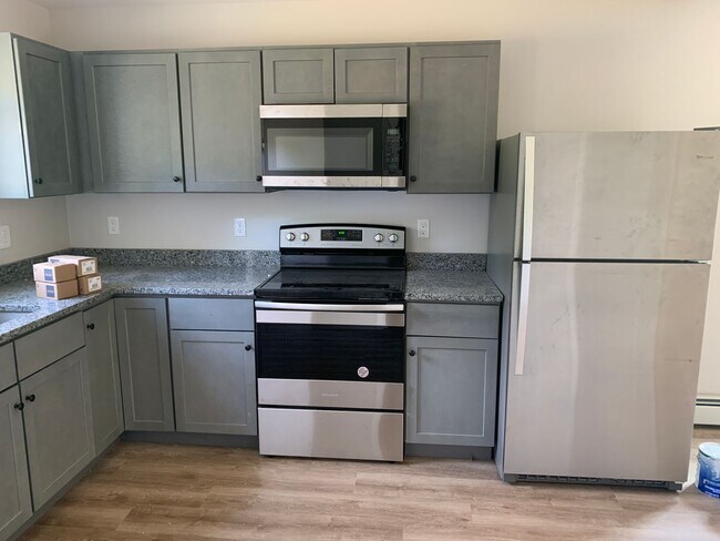 76 Cottage Pl-Unit -78 in Westbrook, ME - Building Photo - Building Photo