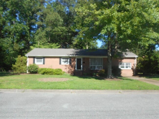property at 4 Fairway Ln