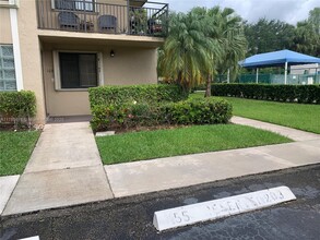 350 Lakeview Dr in Weston, FL - Building Photo - Building Photo