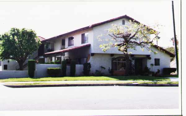 2086 N Highland St in Orange, CA - Foto de edificio - Building Photo