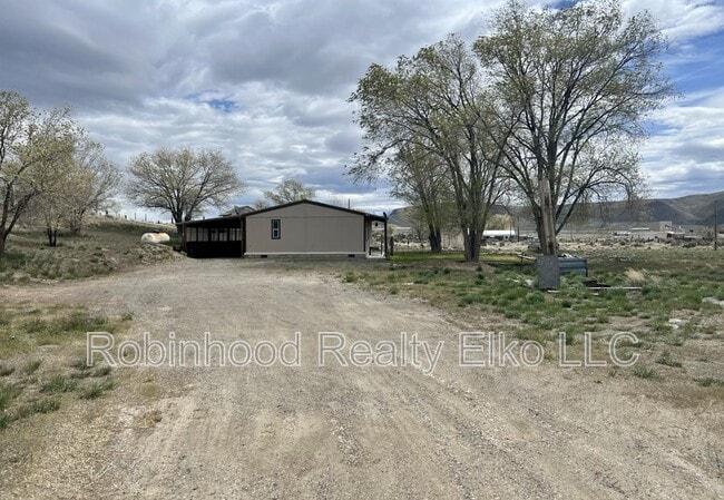 5296 Comanche in Elko, NV - Foto de edificio - Building Photo