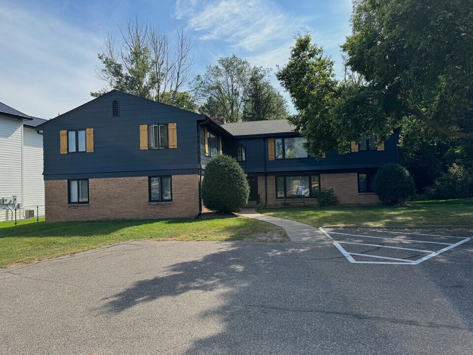 190 Wayzata Blvd E, Unit 9 in Wayzata, MN - Building Photo