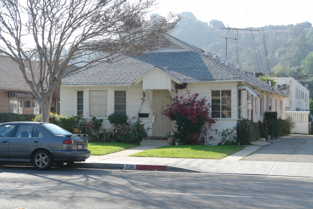 730 E Chevy Chase Dr in Glendale, CA - Foto de edificio