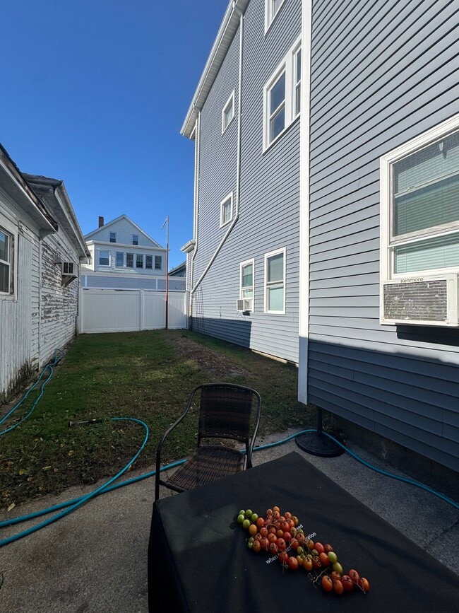314 Dartmouth St, Unit 2 in New Bedford, MA - Foto de edificio - Building Photo