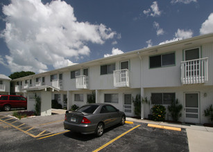 Village Green Apartments in Sarasota, FL - Foto de edificio - Building Photo