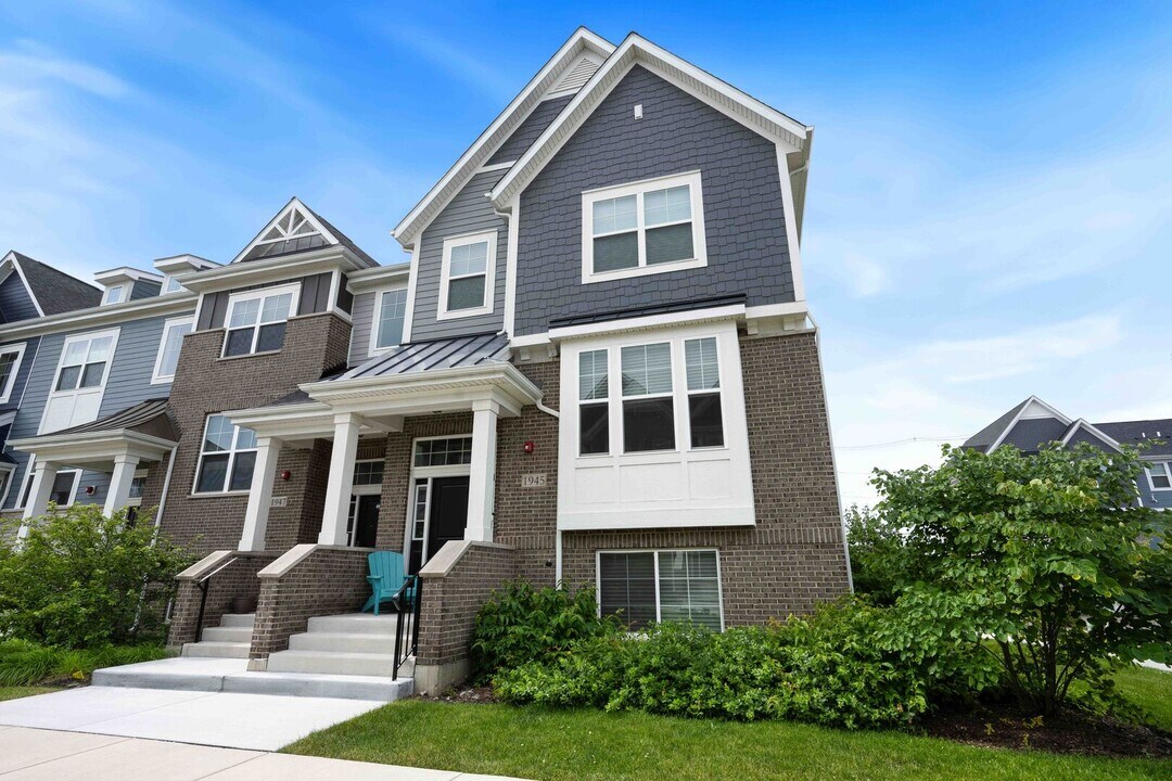 1945 Kingsley Cir in Northbrook, IL - Foto de edificio