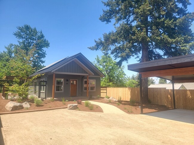 395 S Mountain Ave in Ashland, OR - Building Photo - Building Photo