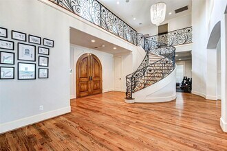 5410 Valerie St in Bellaire, TX - Building Photo - Building Photo
