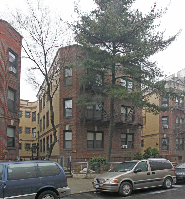 43-20 42nd St in Sunnyside, NY - Foto de edificio - Building Photo