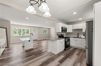 794 Robinhood Dr in Aurora, OH - Building Photo - Building Photo